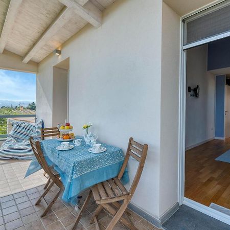 La Casa Degli Ulivi Appartamento In Villa Con Patio Куарту-Сант'Елена Екстер'єр фото
